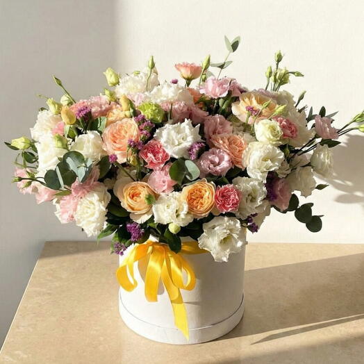 Pastel Bahar: Kutuda Şakayık, Gul ve Lisianthus Aranjmanı