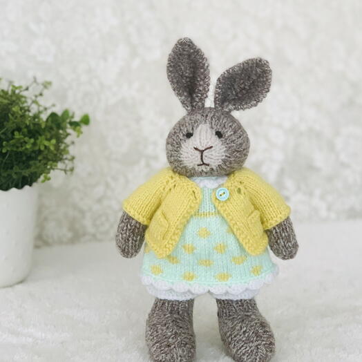 El Örgusu Amigurumi Paskalya Tavşan ve Kıyafet Seti (22 cm)