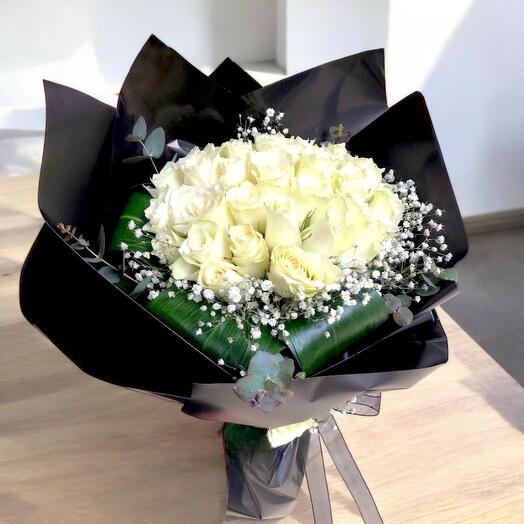 Zarif Beyaz Guller Buketi - 35 Beyaz Gul ve Cipsofilya ile Şık Aranjman