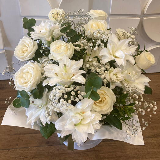 Kutuda Beyaz Guller ve Lilyumlar