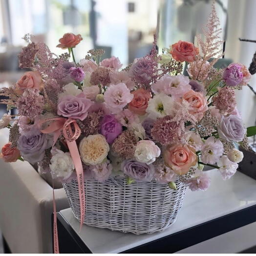 Zarif bir çiçek sepeti