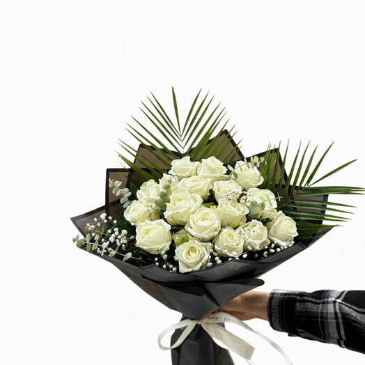 Стильный букет из 16 белых роз – символ грации и чистоты
