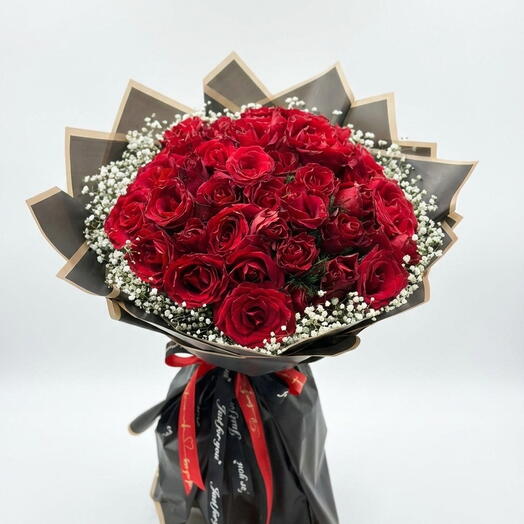 Премиальная черная упаковка, букет из 41 красной розы, созданный по индивидуальному заказу.