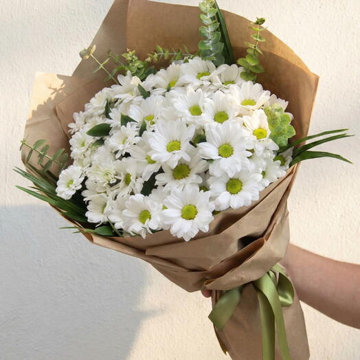 Kahverengi Ambalaj Kağıdında Beyaz Papatya Buketi