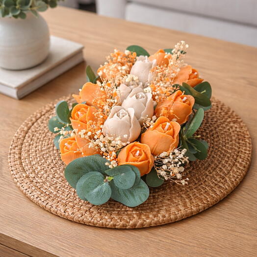 Аранжировка из свечей-роз с основанием из каменной пыли – оранжево-кремовая