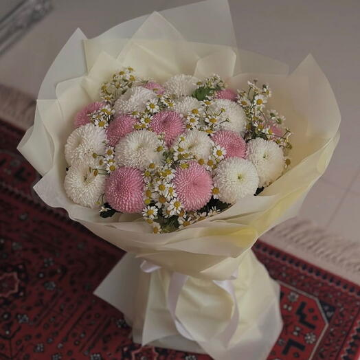 Pembe Beyaz Yıldız Çiçekleri ve Papatyalar Buketi