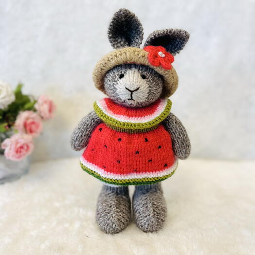 El Yapımı Amigurumi Karpuz Elbiseli Tavşan – Sevimli Hediye