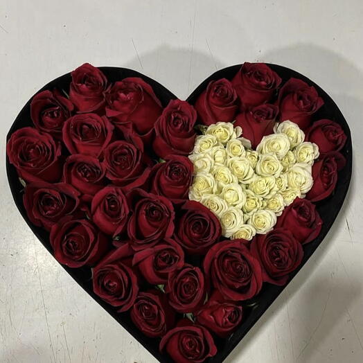 Kırmızı gullu kalplı kutu