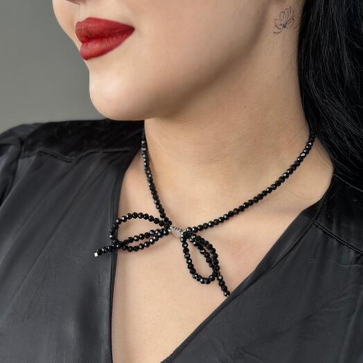 Siyah fiyonklu kolye