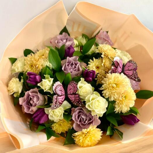 Lila Gul, Sarı Krizantem ve Mor Lale Buketi (Kelebekli)