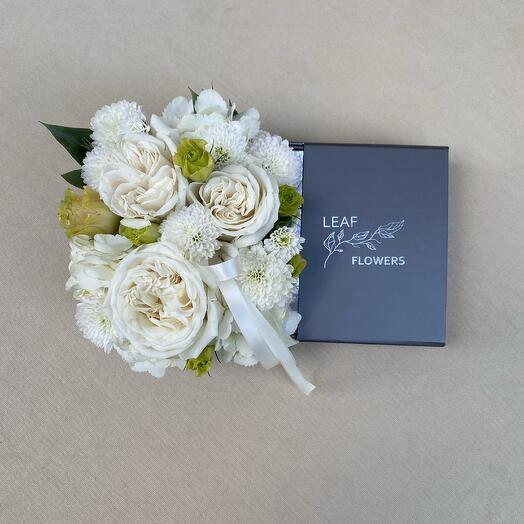 Kutuda beyaz çiçek çikolata