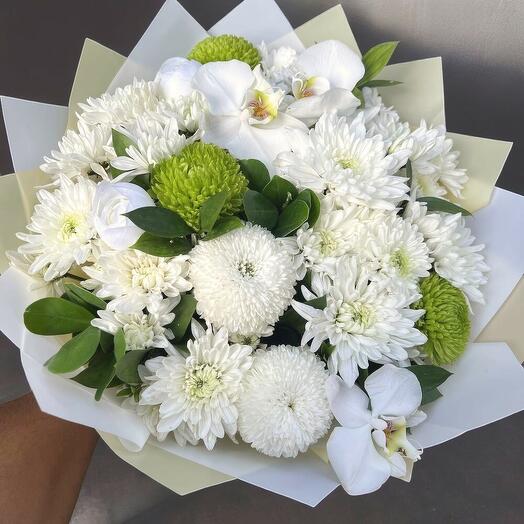 White bouquet with greenery
