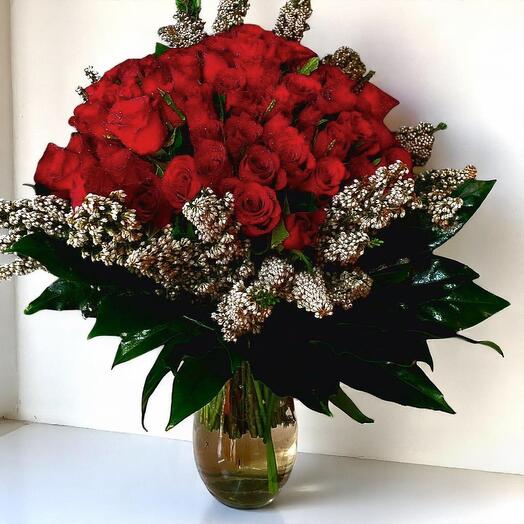 Aşkın Zarafeti: Cam Vazoda 41 Kırmızı Gul Aranjmanı