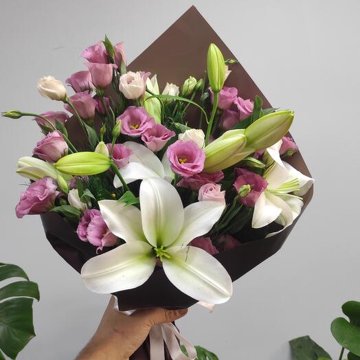 Beyaz Lilyum ve pembe lisyantus buketi