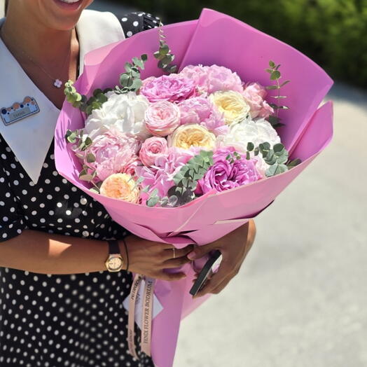 Ortancalar ve şakayıklardan oluşan çok renkli çiçek buketi