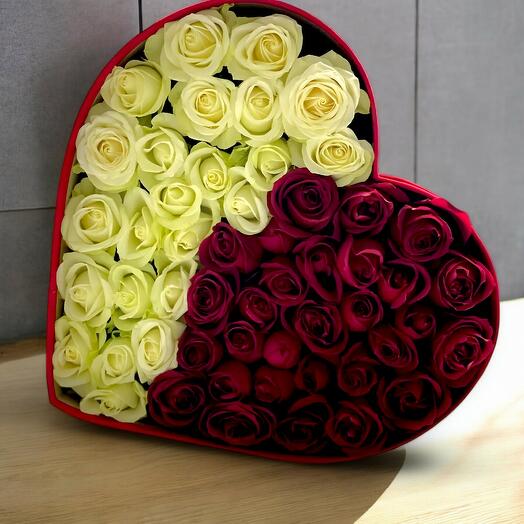 Beyaz ve Kırmızı Gullerle Kalp Kutuda Aşk Buketi