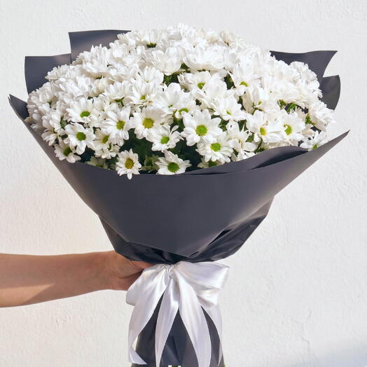 Siyah Ambalaj Kağıdında Beyaz Papatya Buketi