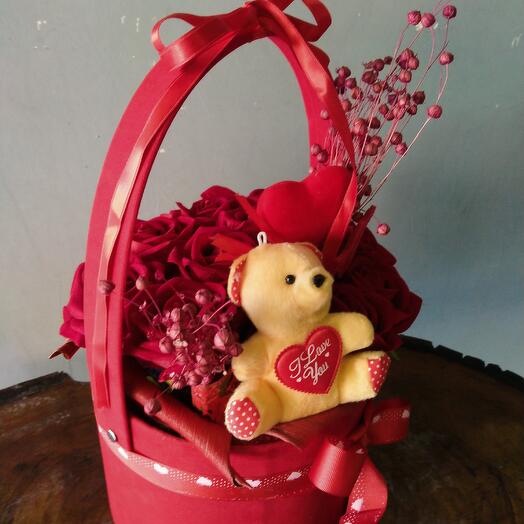 Kulplu Kutuda kırımızı guller