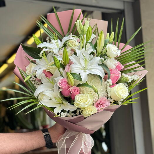 Beyaz Lilyum Pembe Gul ve Beyaz Guller