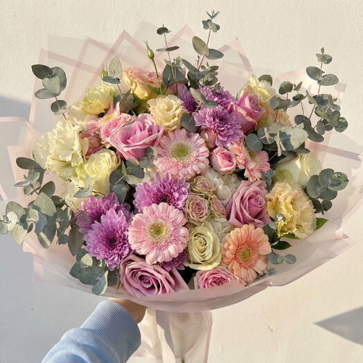 Смешанный букет в розовых тонах 50x60 см – премиальная пастельная цветочная композиция