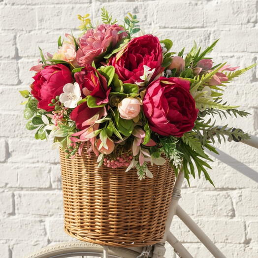 Bisiklet uzerinde yapay çiçek buketi