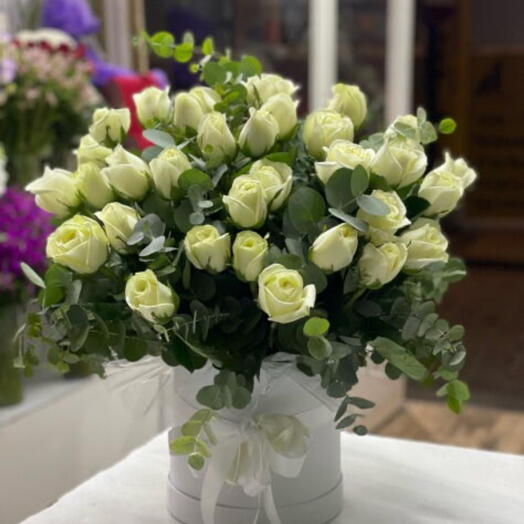 33 white roses in a box