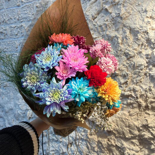 Kraft kağıtta renkli kasımpatı buketi