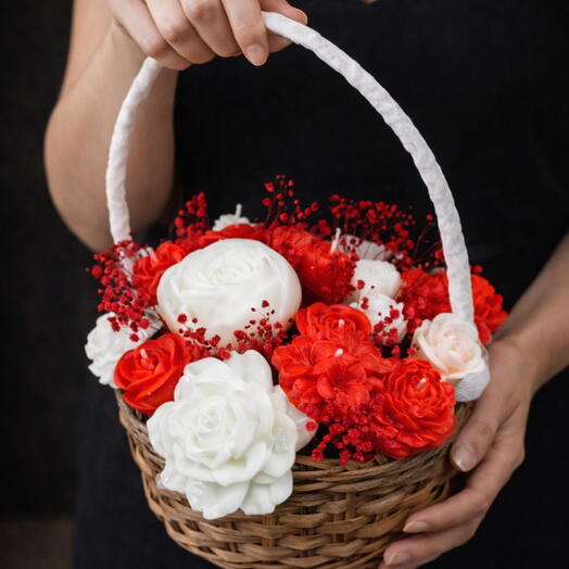 Корзина с красно-белыми розами и свечами