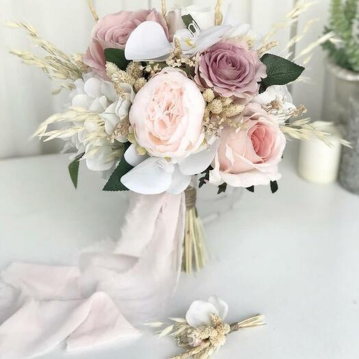 Soft pembe krem şakayık ve gullerin buyulu buketi