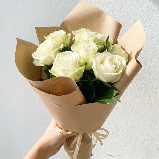 Kahverengi Ambalaj Kağıdında 9 Beyaz Gul Buketi