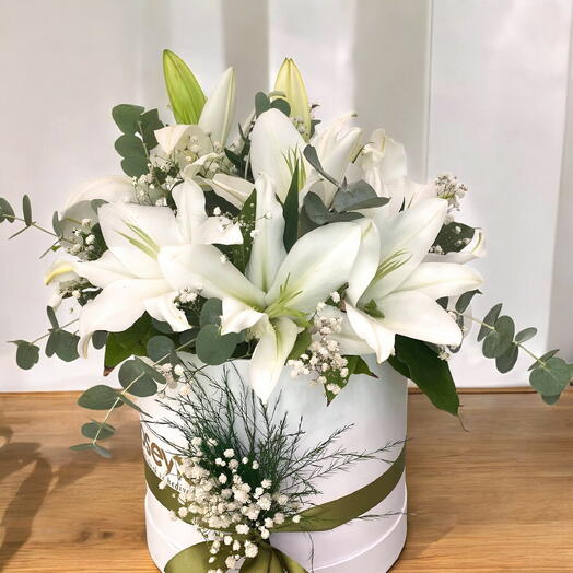 Kutuda beyaz lilyum aranjmanı