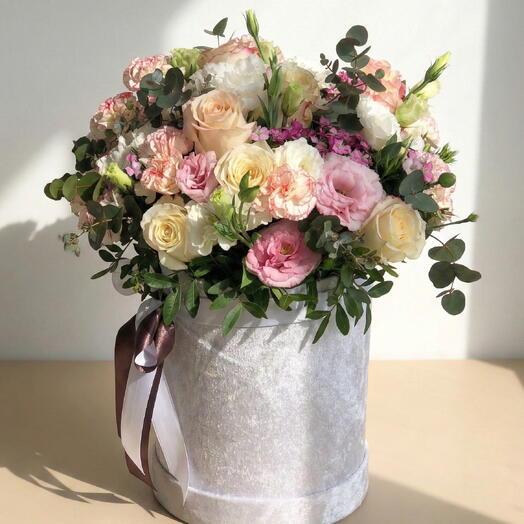 Premium Flower Arrangement in a Box – Elegant design with roses, lisianthus and eucalyptus