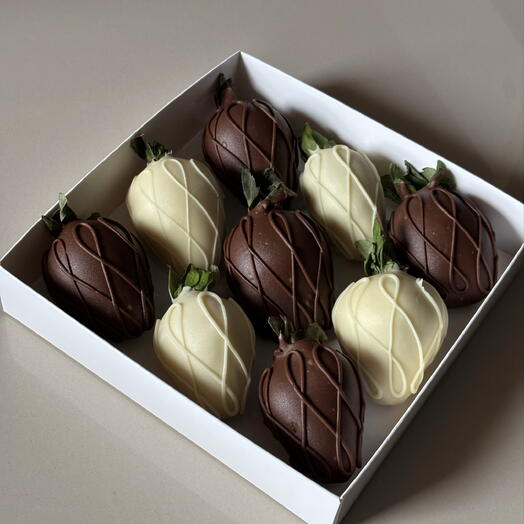 Strawberries in white and black chocolate (9 pcs)