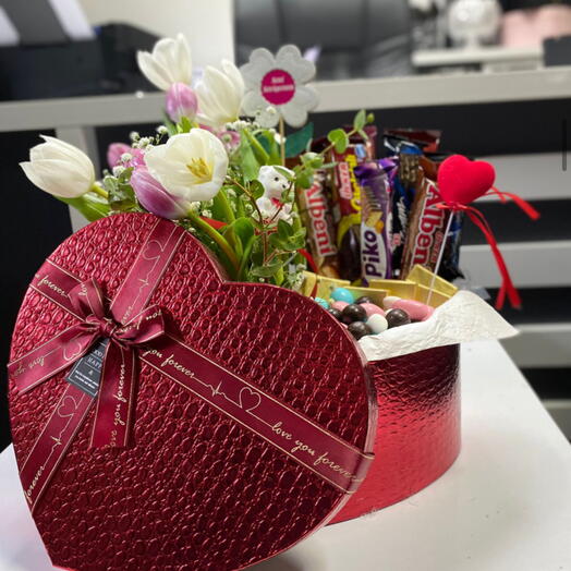 Kırmızı Kalp Kutuda Draje Çikolata ve Laleler