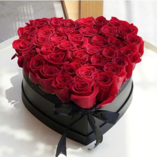 28-32 red roses in box