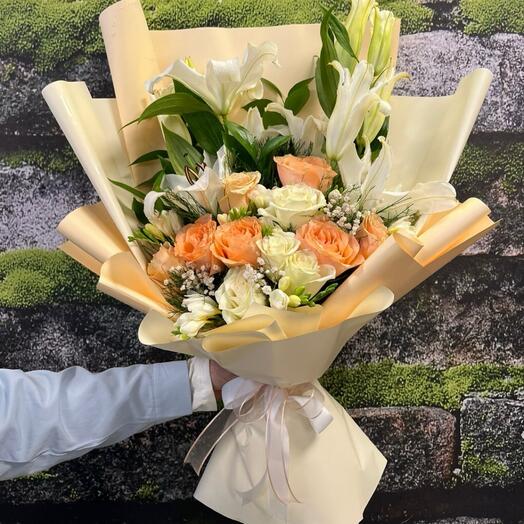 İthal Beyaz Lilyum ve Şeftali Gul Buketi 🌿