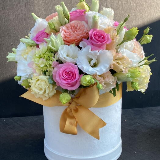 Bir kutu içinde guller ve eustoma