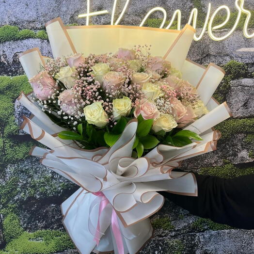 PEMBE CİPSOLI İTHAL PEMBE BEYAZ GÜL BUKETİ