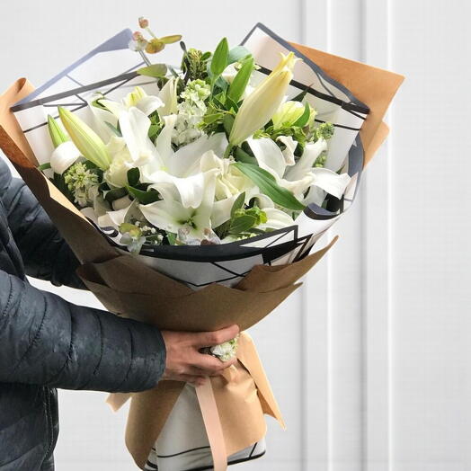 Beyaz Lilyum ve Çiçekler Aranjmanı