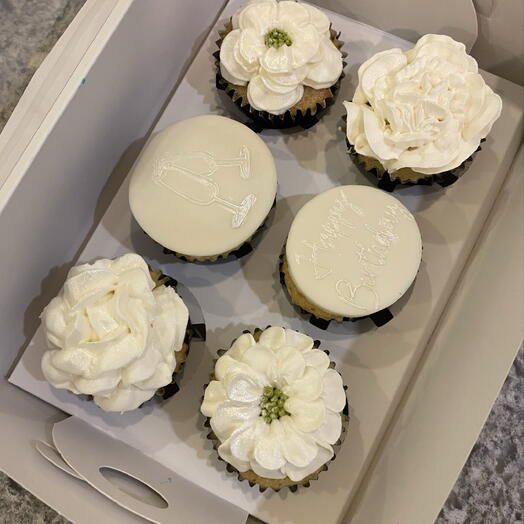 White Birthday Floral Cupcake - Beyaz Çiçek Doğum Gunu Temalı Kapkek (6)