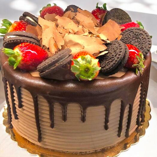 Çikolatalı Çilekli Pasta - Lezzetli ve Şık Kutlama Pastası