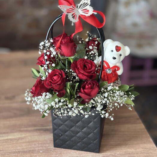 Çantada kırmızı guller