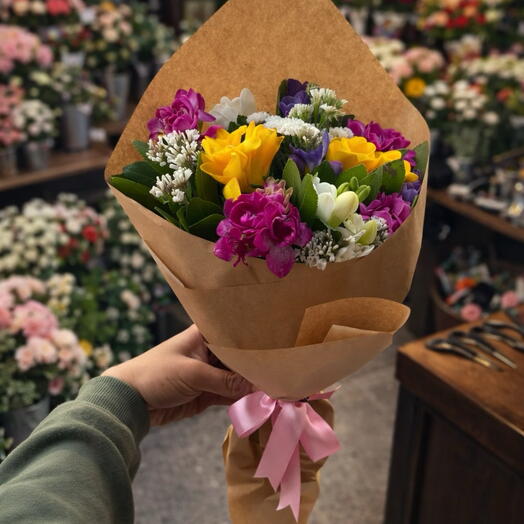 🌼 Kraft Kağıtta Rengarenk Frezya Buketi