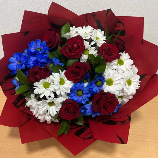 Mavi beyaz papatya kırmızı gul buketi