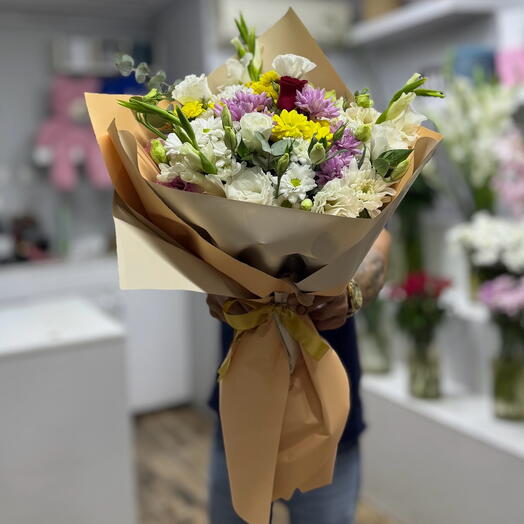 Karışık mevsim çiçekleri buketi ortasında 1 adet gul