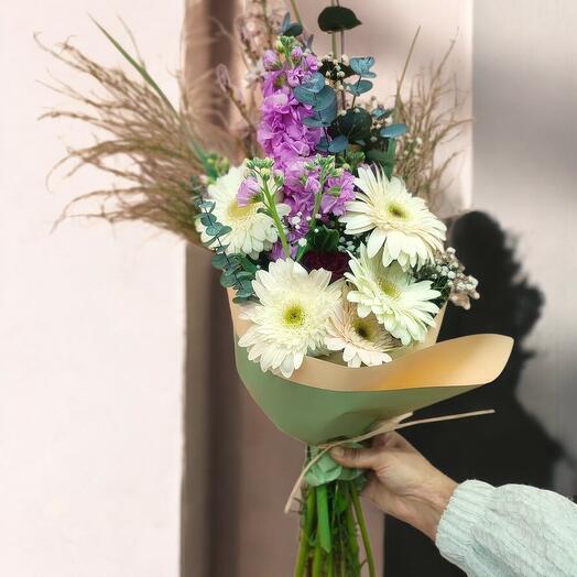 Beyaz Gerbera ve Mor Çiçek Aranjmanı