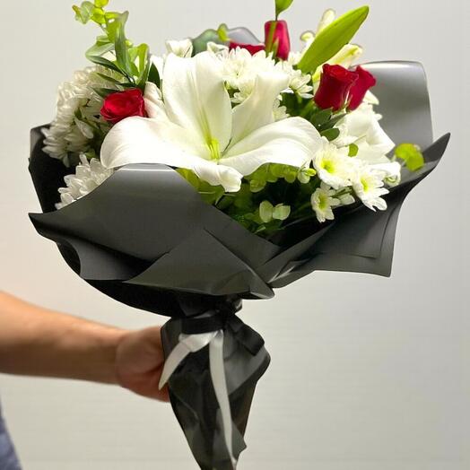 Kırmızı Gul, Beyaz Lilyum ve Papatya ile Özel Buket - Zarif Çiçek Aranjmanı