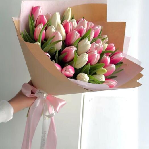41 Pembe ve Beyaz Lale Buketi – Zarafetin En Guzel Hali