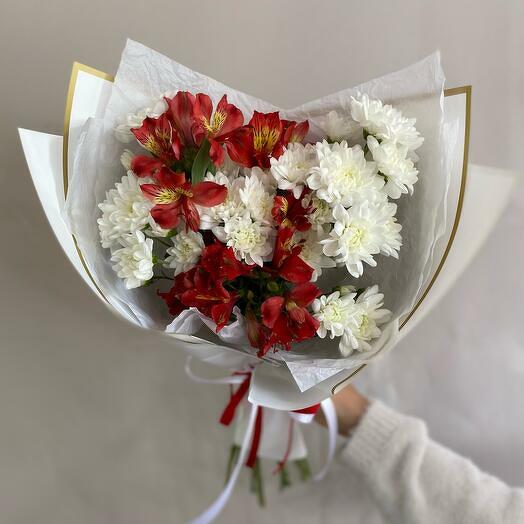 Beyaz krizantemler ve kırmızı alstromerialar