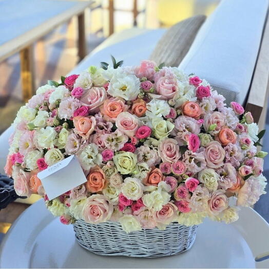 Buyuk bir sepet çiçek